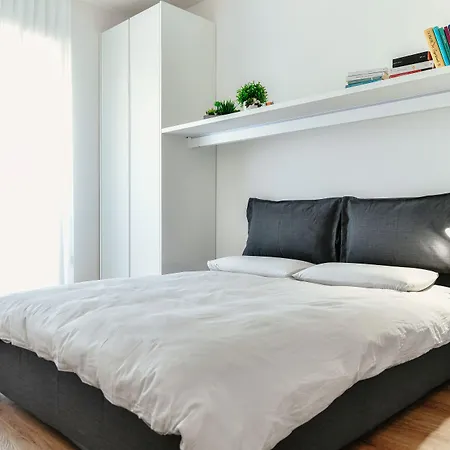 Joivy Superb Flat With Balcony קומו